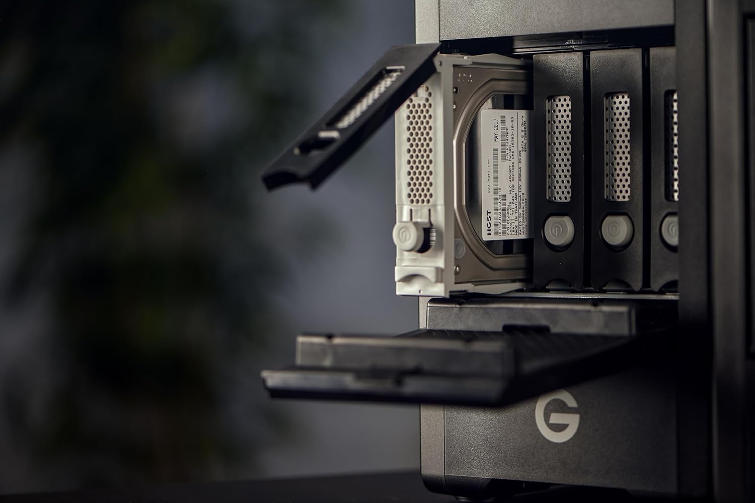 SanDisk Professional 48TB G-RAID Shuttle 4 - Enterprise-Class 4-Bay External Hard Drive, Thunderbolt 3 and USB-C, Transportable, Hardware RAID - SDPH34H-048T-NBAAB - Image 4